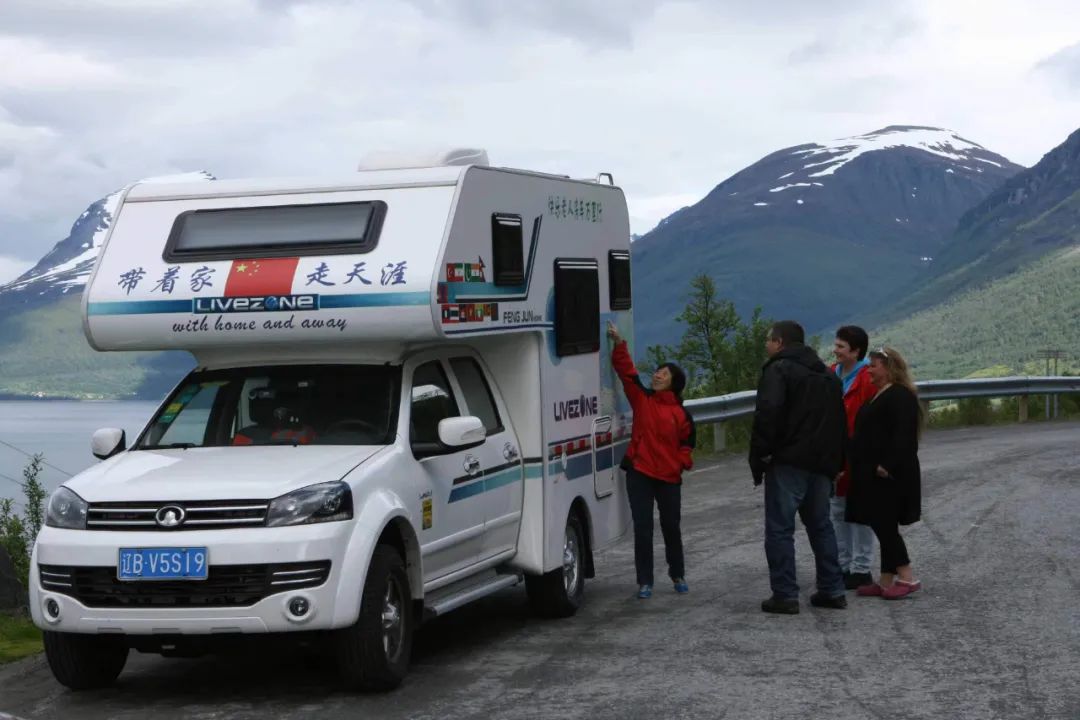 七旬老人開房車帶老伴游世界l中國房車圈最早的“網(wǎng)紅達人” 七旬老人開房車帶老伴游世界l中國房車圈最早的“網(wǎng)紅達人”