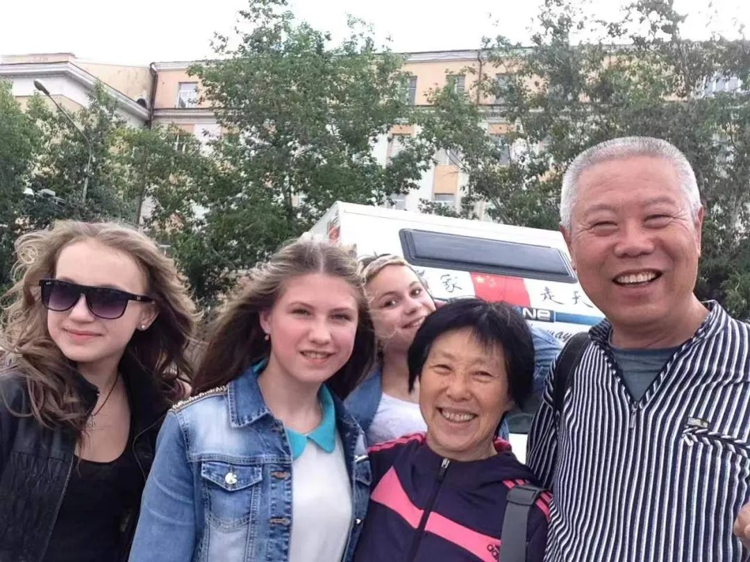 七旬老人開房車帶老伴游世界l中國房車圈最早的“網(wǎng)紅達人” 七旬老人開房車帶老伴游世界l中國房車圈最早的“網(wǎng)紅達人”
